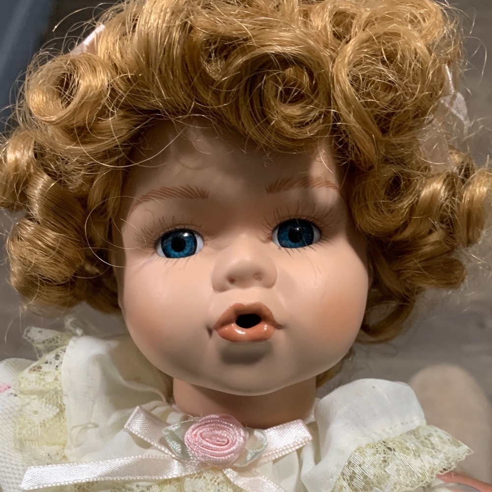 PORCELAIN DOLL - Picture 4 of 7